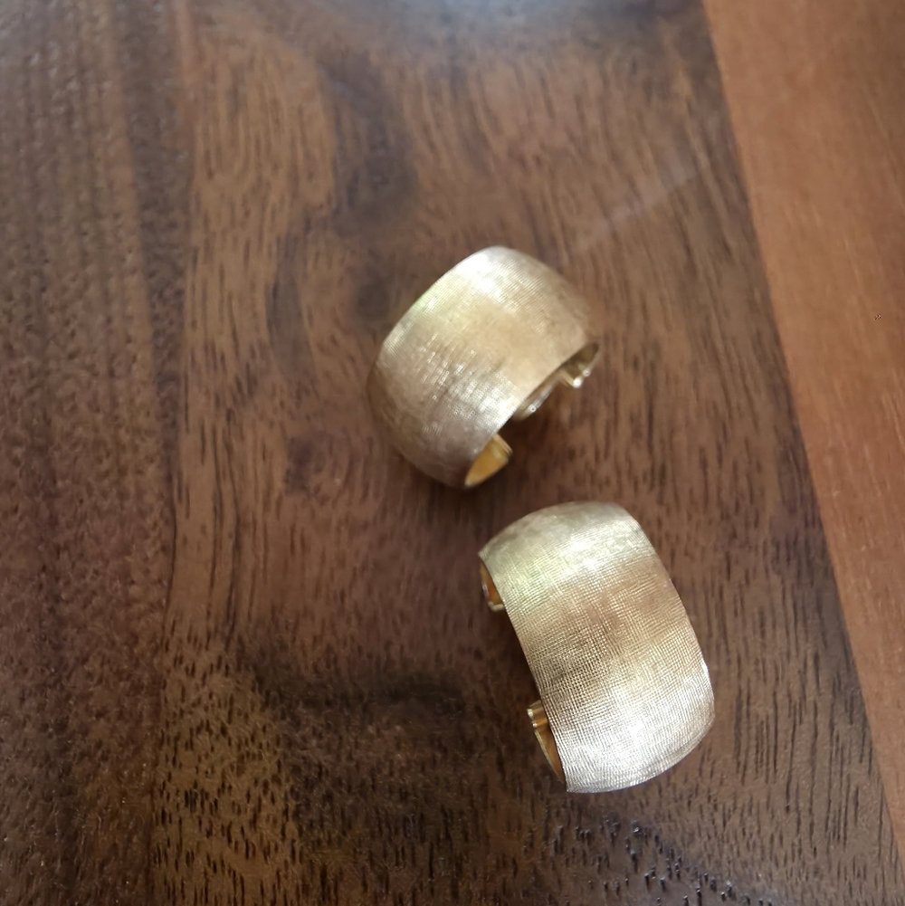 Elegant Gold Textured Hoop Earrings